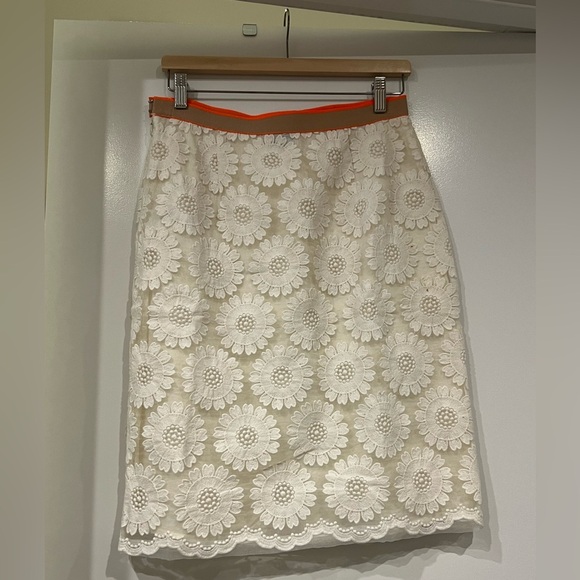 Baum und Pferdgarten Embroidered white midi skirt| Size 8 - Picture 3 of 6